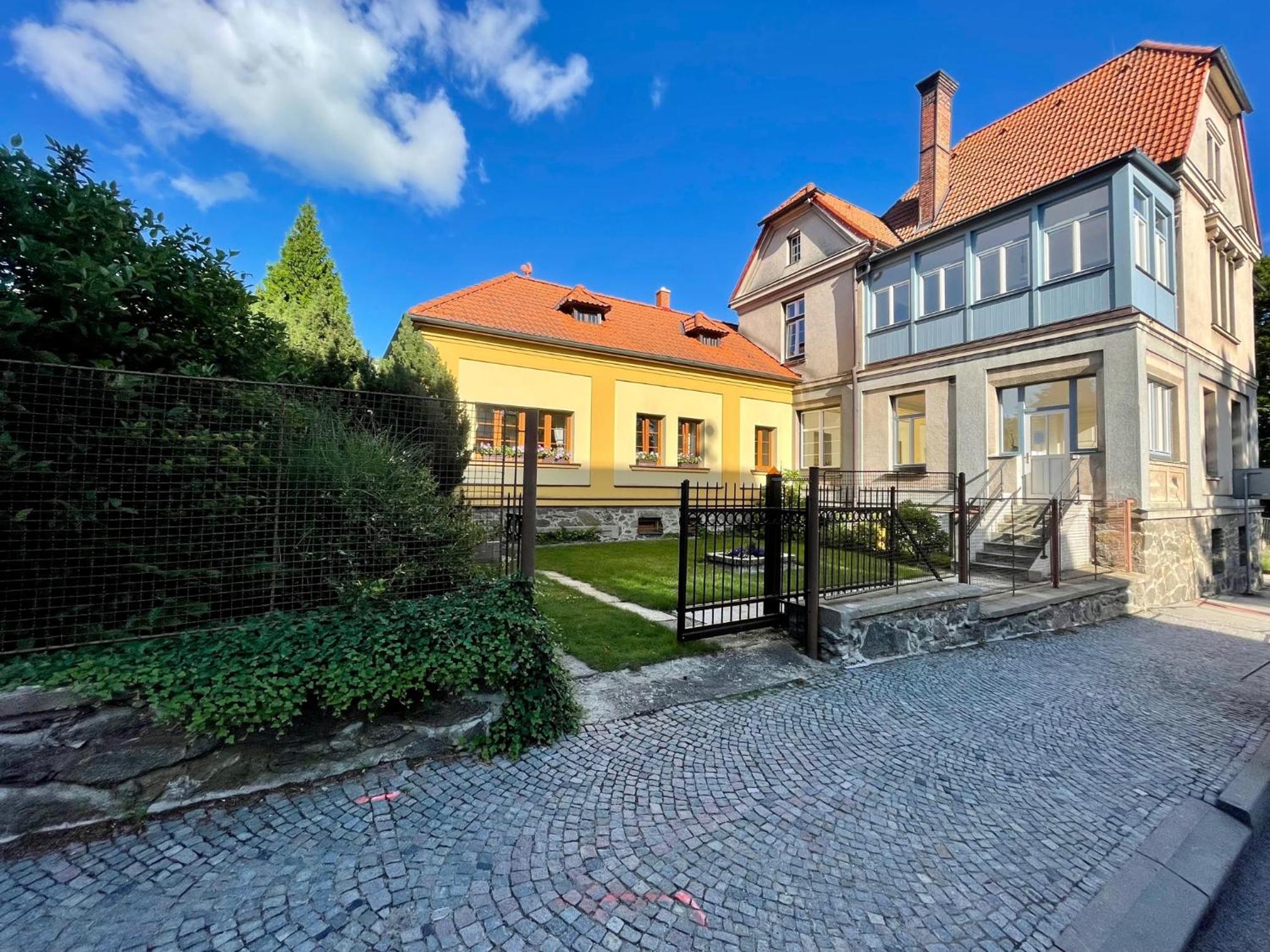 Pohled na vilu a přístavek z ulice